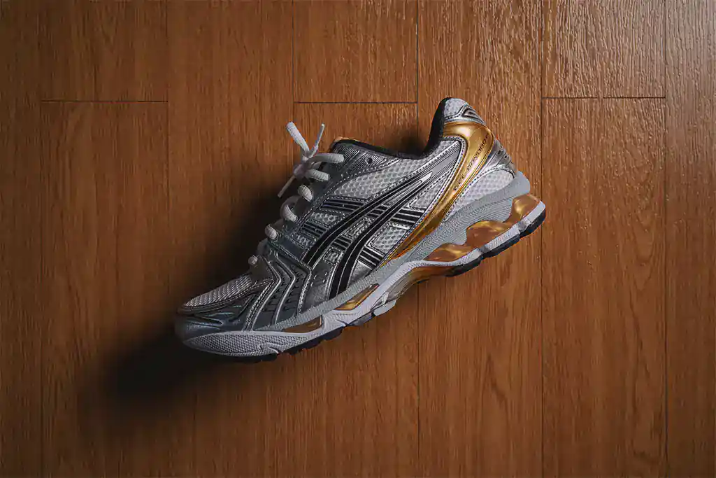 มุมด้านบนของรองเท้า asics gel kayano 14