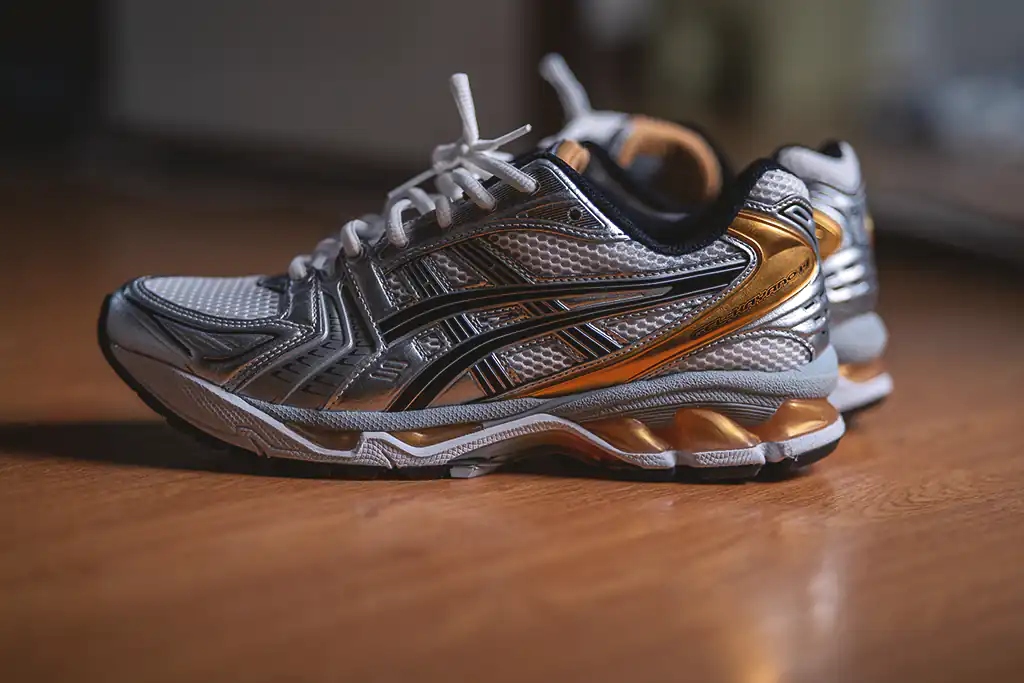 มุมด้านข้างของรองเท้า asics gel kayano 14