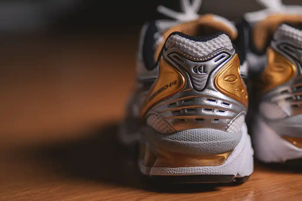 ย้อนดูอีกทีสนีกเกอร์สไตล์ญี่ปุ่น ASICS GEL-KAYANO 14 ส่วนด้านหลังของรองเท้า asics gel kayano 14