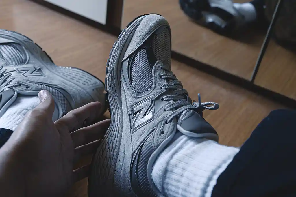 มุมด้านรองเท้าด้านในของ New Balance 2002R0