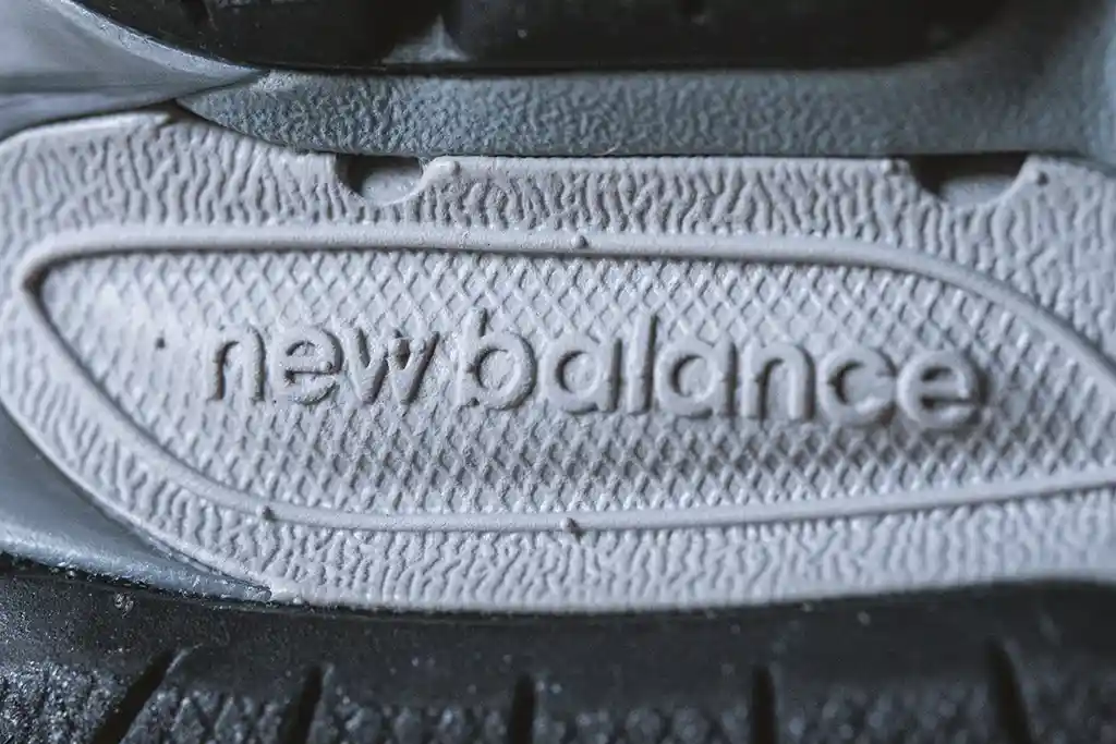 โลโก้ New Balance บริเวณพื้นรองเท้า