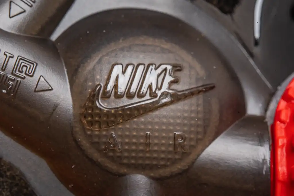 สัญลักษณ์ Nike ตรงพื้นรองเท้า