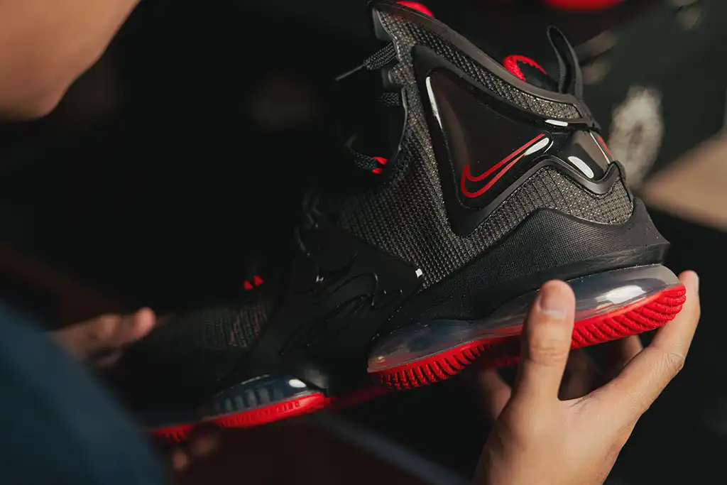 LeBron 19 - Bred หรือ สีดำ-แดง