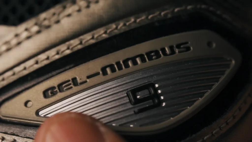 ด้านข่างรองเท้าจะมีอักษรชื่อรุ่น GEL-NIMBUS 9 ปั้มนูนไว้