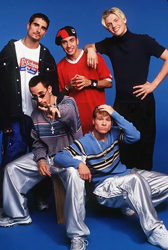 แฟชั่นผู้ชายของวง Backstreet Boys ที่มีกลิ่นอายของแฟชั่นยุค 90 และ 2000 ผสมกัน