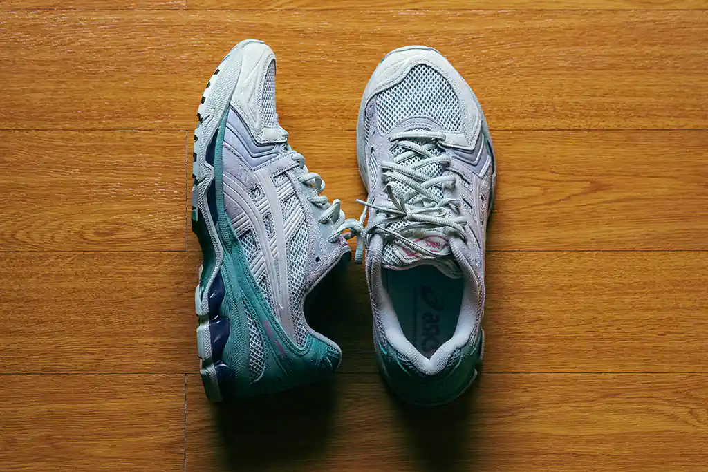 มุมด้านบนและด้านข้างของ ASICS GEL-KAYANO 14 - Light Sage / Smoke Grey