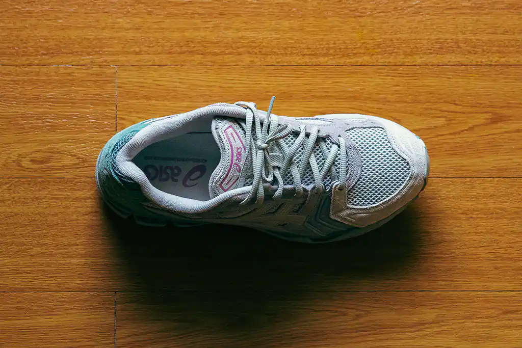 มุมด้านบนของสนีกเกอร์ ASICS GEL-KAYANO 14 - Light Sage / Smoke Grey