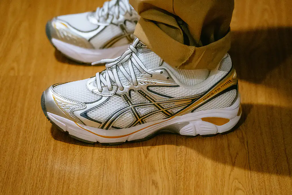 ASICS GT-2160 : White / Pure Silver on feet
