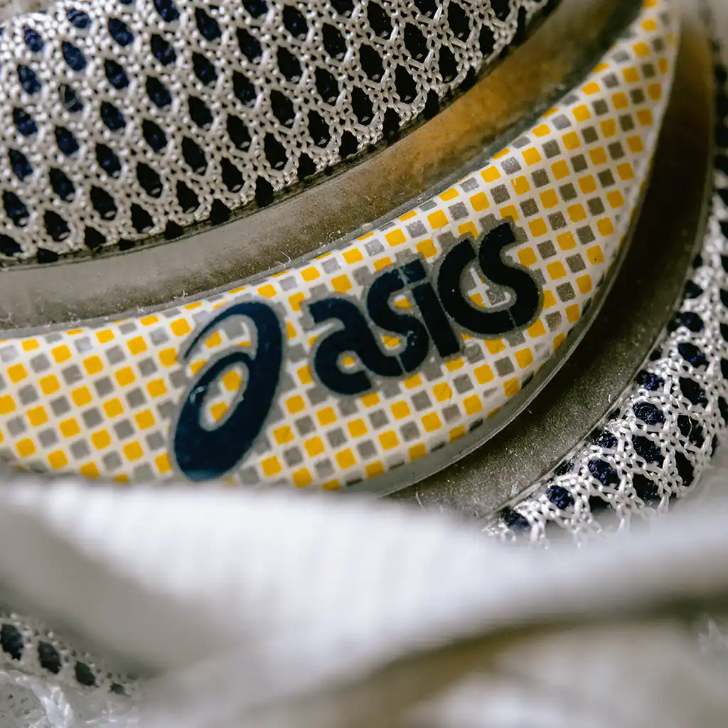 สัญลักษณ์ของ ASICS ตรงลิ้นรองเท้า