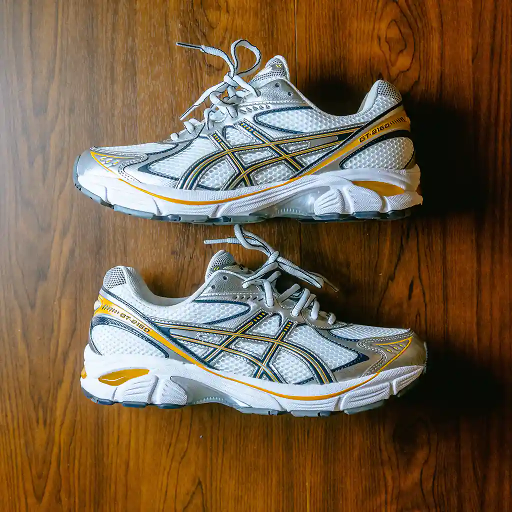 Wavy aesthetic ดีไซน์ของ ASICS GT-2160