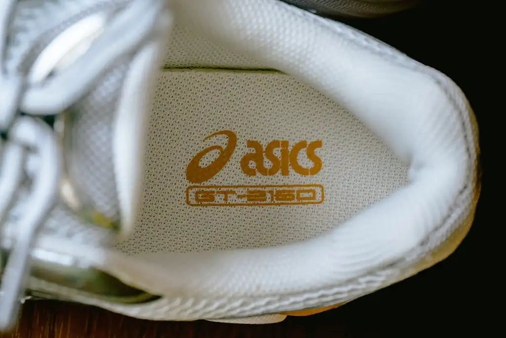 Insole ด้านในใช้สีโทนเดียวกับผ้าตาข่ายและข้อความ ASICS GT-2160