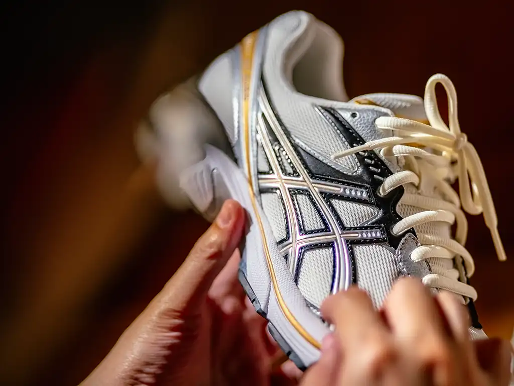 สีครีม สีดำ สีทอง ตามตำแหน่งต่างๆ ของ ASICS GT-2160 Cream / Pure silver