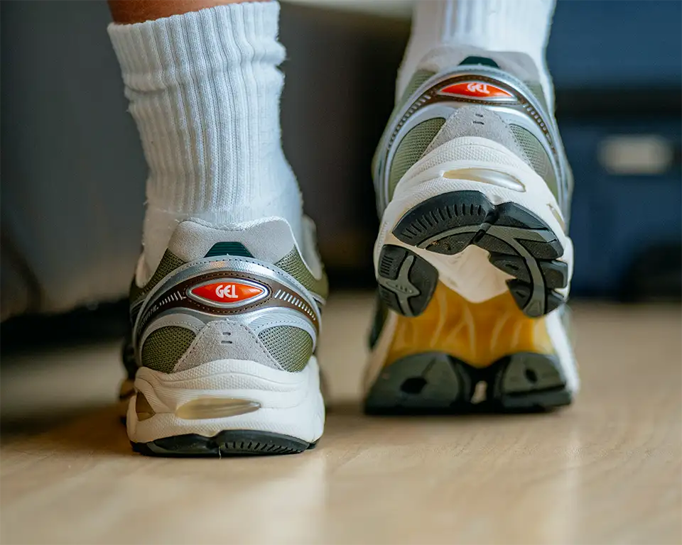 มุมด้านหลังและพื้นรองเท้าของ ASICS x CARNIVAL GT-2160 'Concrete Bloom'