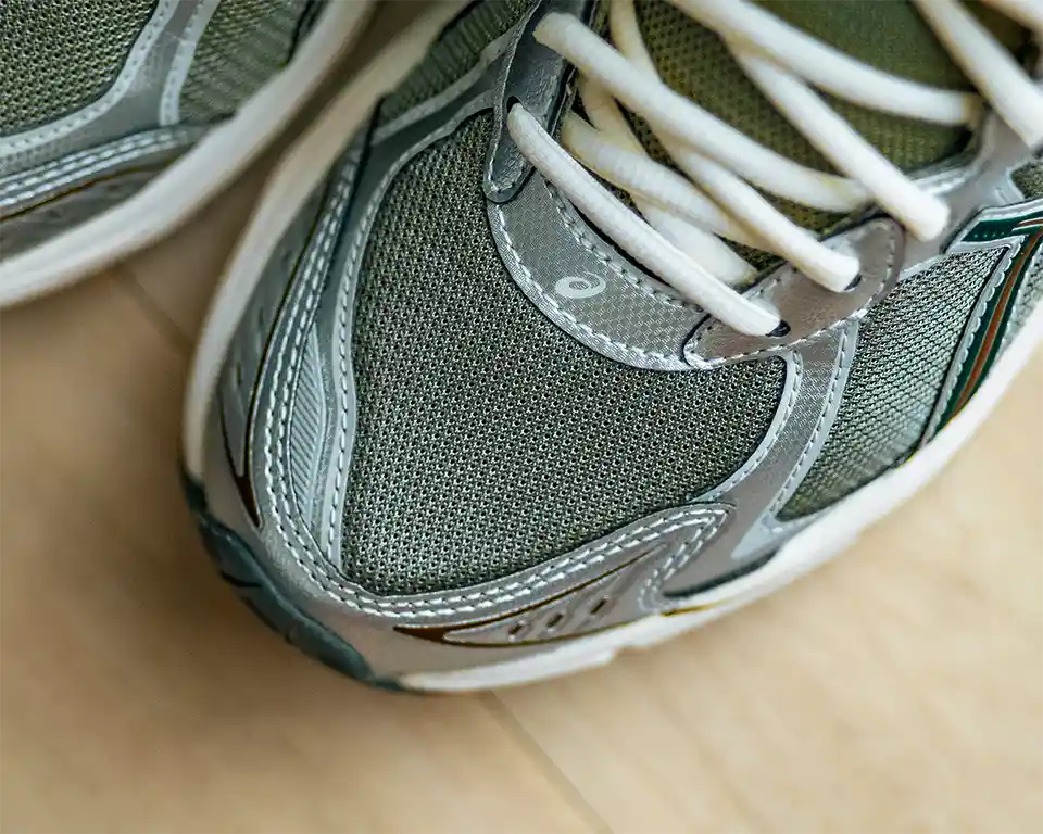 ผ้าตาข่าย(Mesh) ของ ASICS x CARNIVAL GT-2160 'Concrete Bloom' จะดูถี่กว่ารุ่นทั่วไป