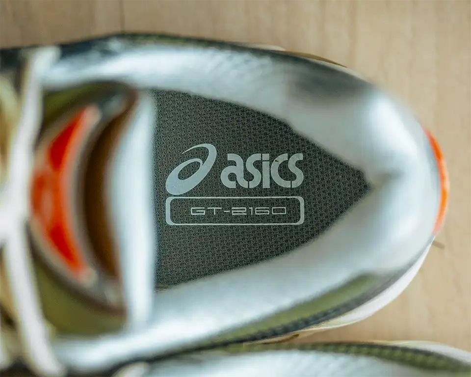 อีกข้างหนึ่งของพื้น Insole เป็นข้อความ ASICS GT-2160
