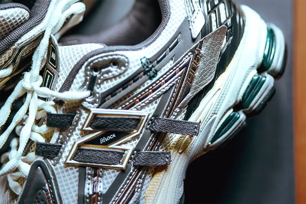 ดีไซน์แผ่นหนังตรงข้อความ 1906A และเส้นทะลุโลโก้อักษร N ของ New balance 1906A