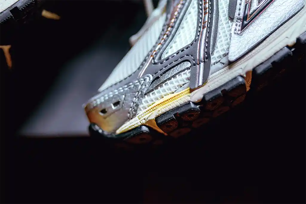 การเล่นสีตรง Midsole ด้านหน้าเท้า คล้ายสีเหลืองเปื้อนรองเท้า