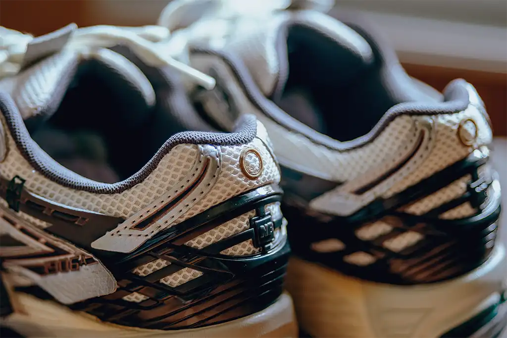 วงกลมสะท้อนแสงบริเวณท้าด้านหลังของ New balance 1906A ซึ่งตรงกันกับ 1906ฑ รุ่นอื่นที่เป็นขีด