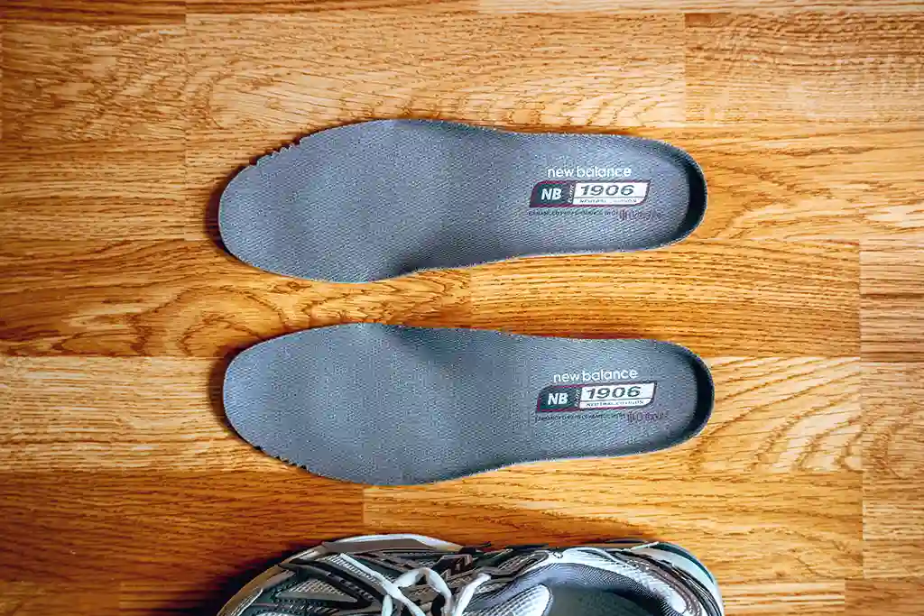 Insole หรื แผ่นรองรองเท้าของ New balance 1906A