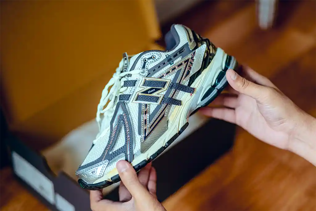 มุมด้านข้างของ New balance 1906A Silver metallic