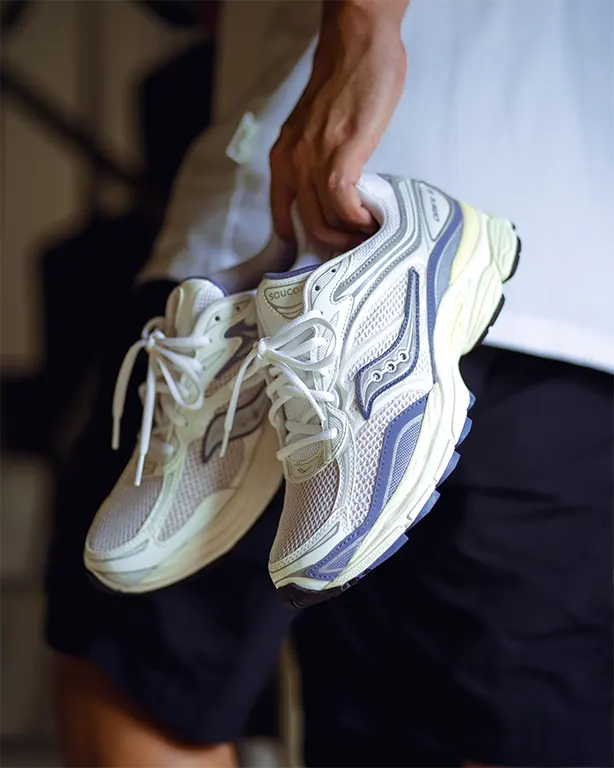 Saucony ProGrid Omni 9 ‘Ivory Blue’ close up
