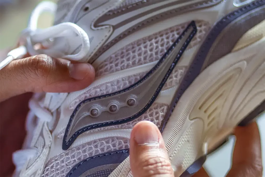 โลโก้ประจำตัวของ Saucony ด้านข้างของ ProGrid Omni 9 ‘Ivory Blue’