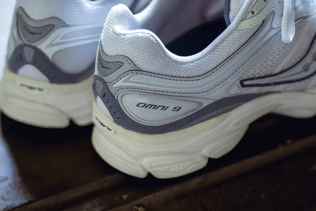 ข้อความ OMNI 9 ตรงด้านหลังของ Saucony ProGrid Omni 9 ‘Ivory Blue’ ทั้งสองข้าง